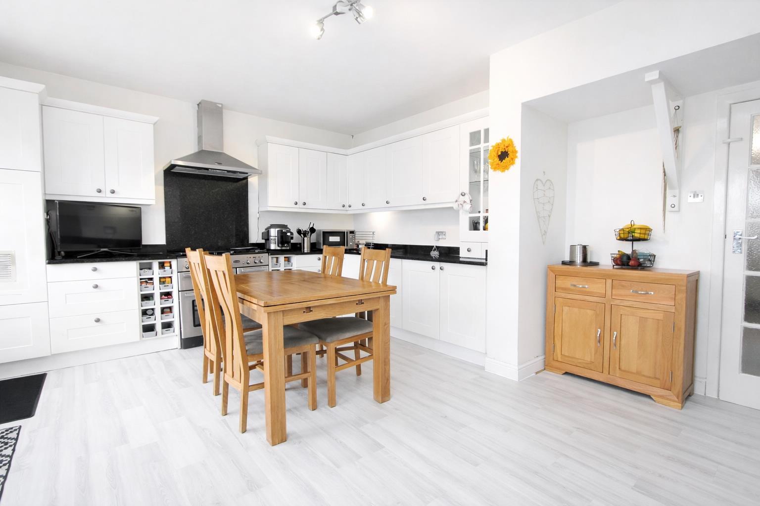5 bed property in Stanley Park Road, Carshalton